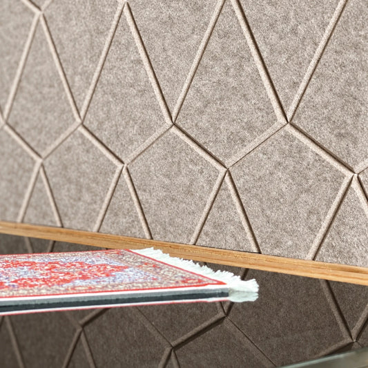 Detail van Stick Kite in Light Beige – zelfklevende akoestische vliegervormen van PET-vilt