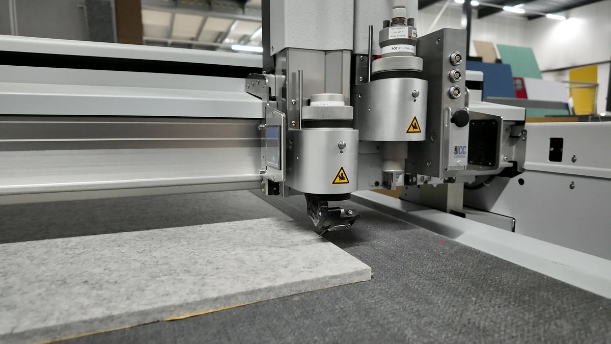 Snijmachine in de werkplaats van Silensa
